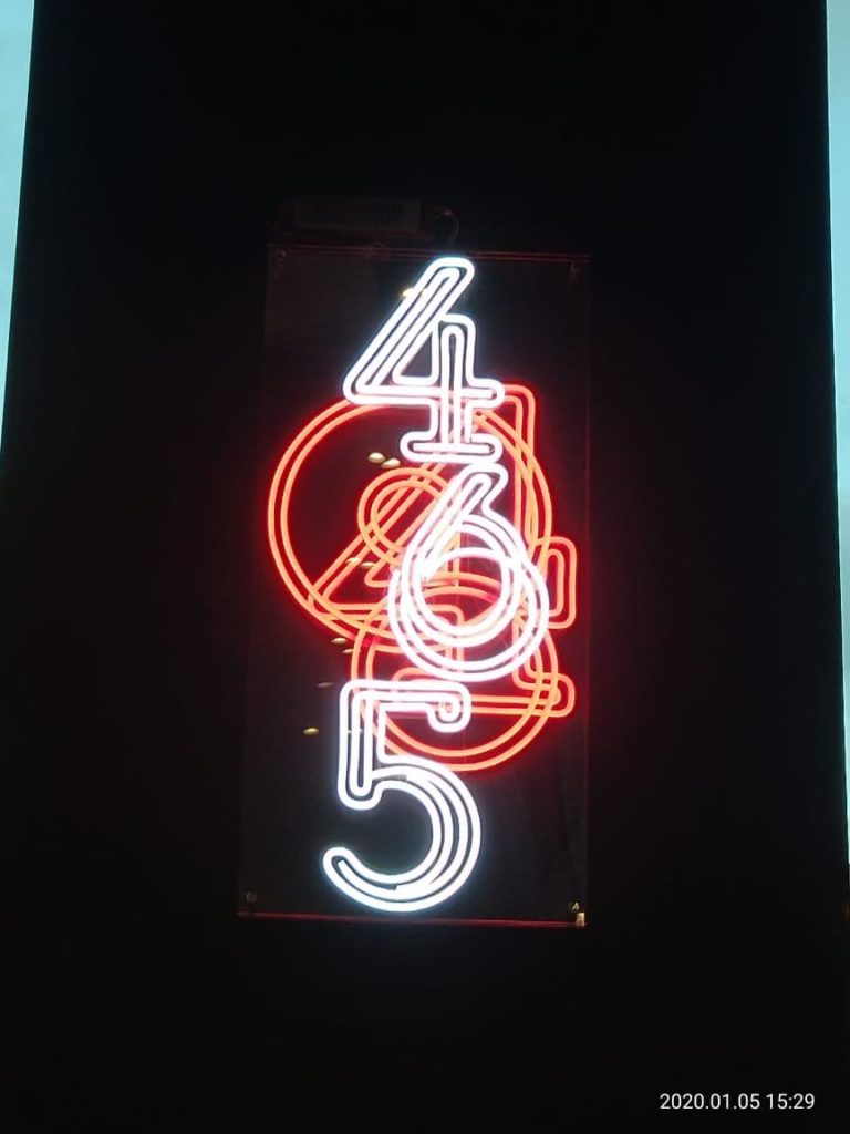 Неоновая вывеска для бара